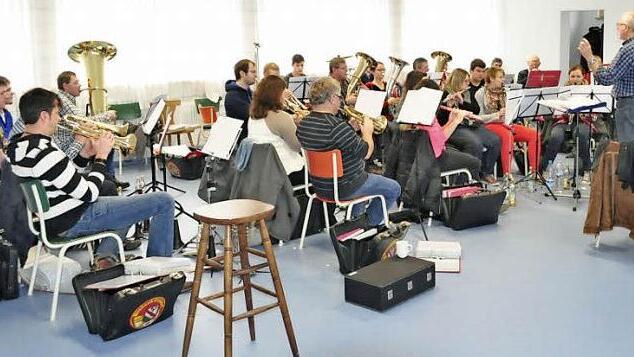 Die Feuertaufe hat der Saal schon hinter sich, hier die Blasmusik Kraisdorf bei der wöchentlichen Probe.  Foto: Simon Albrecht