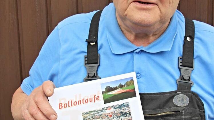 In den "Adelsstand der Ballonfahrer" aufgenommen. Richard Ebert nach seiner Ballonfahrt mit der entsprechenden Urkunde. Foto: Helmut Will