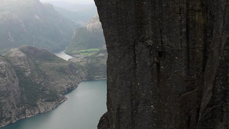 Die Felskanzel Preikestolen befindet sich in schwindelerregender Höhe: 600 Meter über dem Lysefjord. Foto: Klaus Hümmer