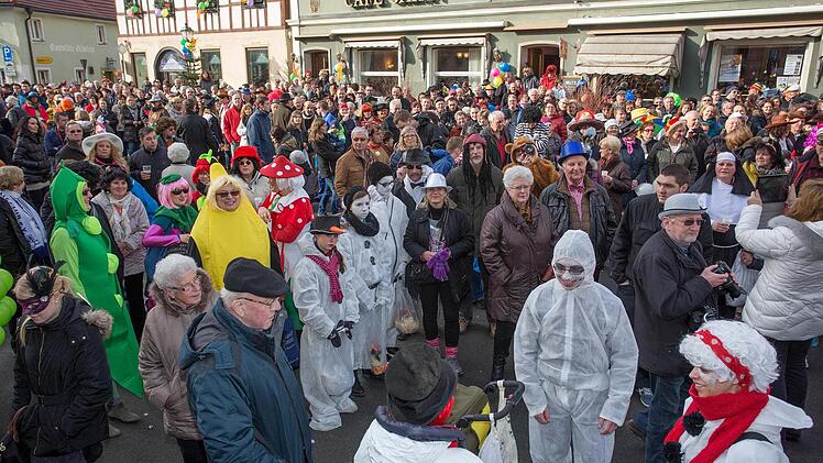 Auf dem Marktplatz hatten sich zahlreiche Narren eingefunden. Foto: Klaus Gagel