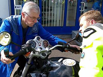 Herbert Baus kontrolliert die Lenkkopflager an einem Motorrad. Foto: Karlheinz Franz
