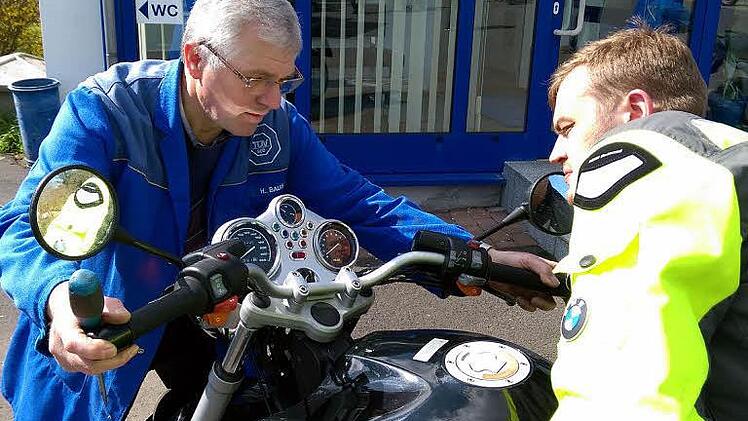 Herbert Baus kontrolliert die Lenkkopflager an einem Motorrad. Foto: Karlheinz Franz