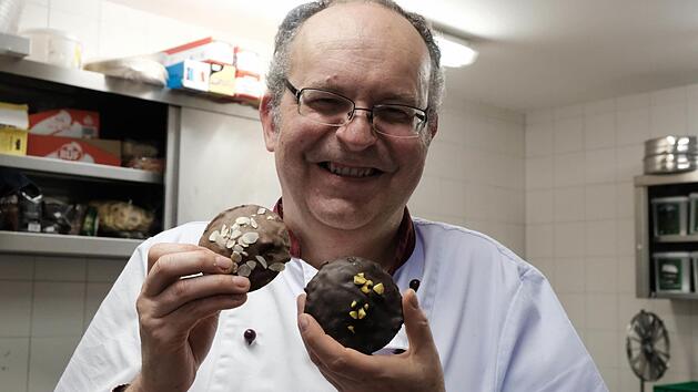 Schokolade, Hasel- oder Walnuss? Die Lebkuchen-Variationen, die Bruder Wolfgang f&uuml;r den Adventsmarkt auf dem Kreuzberg backt, haben einen guten Ruf. Seit 2008 arbeitet der Franziskaner als Konditor f&uuml;r das klostereigene Gasthaus "Elis&auml;us". Foto: Gerhard Fischer