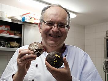 Schokolade, Hasel- oder Walnuss? Die Lebkuchen-Variationen, die Bruder Wolfgang für den Adventsmarkt auf dem Kreuzberg backt, haben einen guten Ruf. Seit 2008 arbeitet der Franziskaner als Konditor für das klostereigene Gasthaus "Elisäus". Foto: Gerhard Fischer