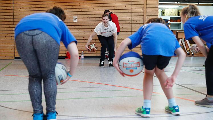 Förderschultag von Brose Bamberg am 6. Februar 2017 in der Aurachtalhalle Stegaurach: Die Basketball-Profis des Deutschen Meisters trainieren 140 Kinder. Foto: Daniel Löb