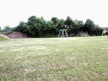 Das Grundstück für die geplante Kindertagesstätte nahe den Tennisplätzen in Aurachtal Foto: Richard Sänger