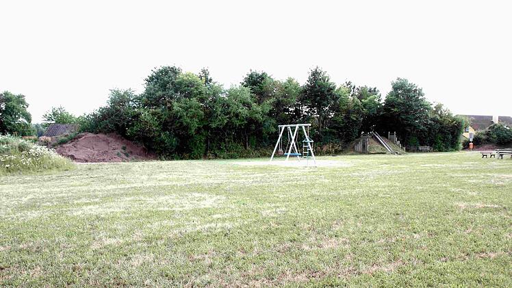 Das Grundstück für die geplante Kindertagesstätte nahe den Tennisplätzen in Aurachtal Foto: Richard Sänger