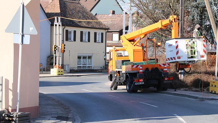 Der marode Gehweg (links) entlang  der Kersbacher Straße gegenüber der Herrnstraße soll instand gesetzt werden. Foto: Ronald Heck