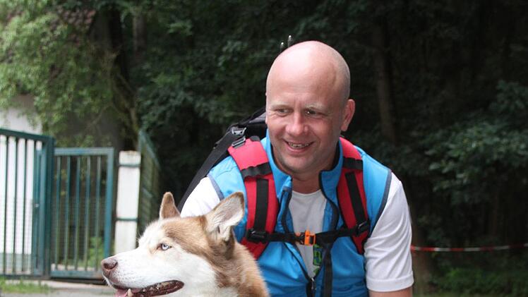 Auch an die Vierbeiner wurde gedacht: Beim Tierheim bekam der Husky einen Napf mit Wasser. Doch Herrchen Andre Skowronski  hatte f&uuml;r den Vierbeiner nat&uuml;rlich auch genug Wasser im Rucksack. Foto: Sonny Adam