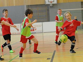 Unser Bild zeigt eine Szene aus der U-9-Begegnung des Diebach (am Ball) gegen den SV Obererthal.ssp