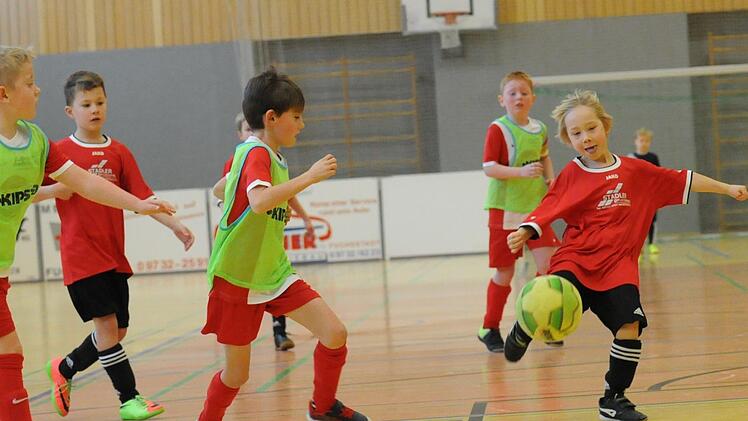 Unser Bild zeigt eine Szene aus der U-9-Begegnung des Diebach (am Ball) gegen den SV Obererthal.ssp