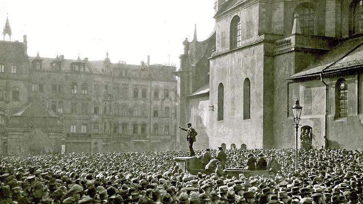Am 7. April proklamiert Anton Waibel in Würzburg auf dem Neumünsterplatz von einem Lastwagen aus die Räteherrschaft. Tausende kommen zu der Kundgebung. Doch bald zeigt sich, dass nur eine Minderheit in der Stadt hinter der Räterepublik steht. Stadtarchiv Würzburg, Fotosammlung
