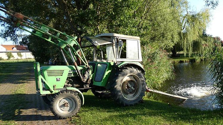 Ein Landwirt stellte auch seinen Traktor mit einem angehängten Güllequirl zur Verfügung. Foto: Christian Licha