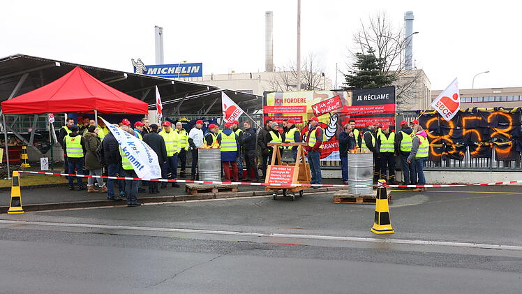 Mahnwache vor den Werkstoren des Hallstadter Michelinwerks.