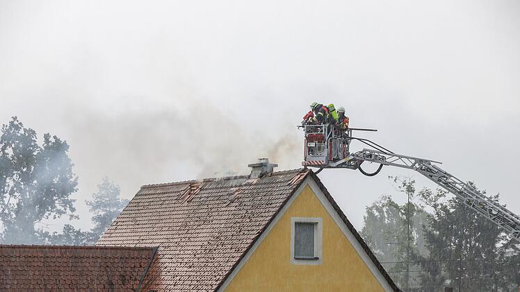 Nach vermeintlichen Blitzeinschlag: Feuer bricht in Dachstuhl aus