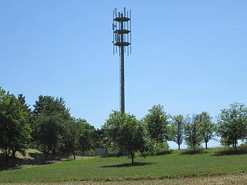 Bei der Suche nach einem Funkmast-Standort in Fuchsstadt zeichnet sich ein Silberstreif am Horizont ab. Die Gemeinde und die Deutsche Funkmast einigten sich mündlich auf einen gangbaren Weg, der jedoch noch einmal gründlich erörtert werden soll.  Foto: Winfried Ehling