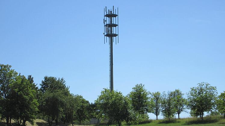 Bei der Suche nach einem Funkmast-Standort in Fuchsstadt zeichnet sich ein Silberstreif am Horizont ab. Die Gemeinde und die Deutsche Funkmast einigten sich mündlich auf einen gangbaren Weg, der jedoch noch einmal gründlich erörtert werden soll.  Foto: Winfried Ehling