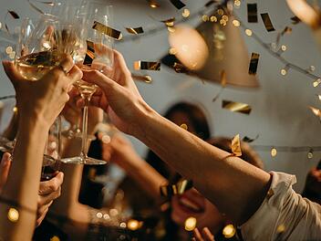 Das Glas Sekt oder Champagner um Mitternacht,geh&ouml;rt f&uuml;r viele Deutsche fest zum Silvesterabend.