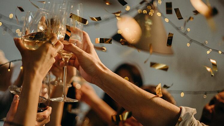 Das Glas Sekt oder Champagner um Mitternacht,geh&ouml;rt f&uuml;r viele Deutsche fest zum Silvesterabend.
