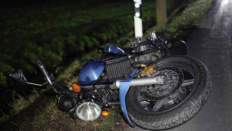 Kreis Ansbach: Motorradfahrer st&uuml;rzt ohne Helm - schwer verletzt