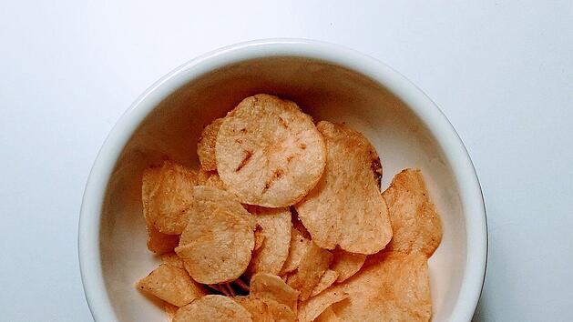 Kartoffelchips geh&ouml;ren f&uuml;r viele zum perfekten Serienabend dazu.