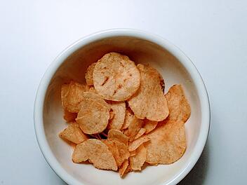 Kartoffelchips geh&ouml;ren f&uuml;r viele zum perfekten Serienabend dazu.