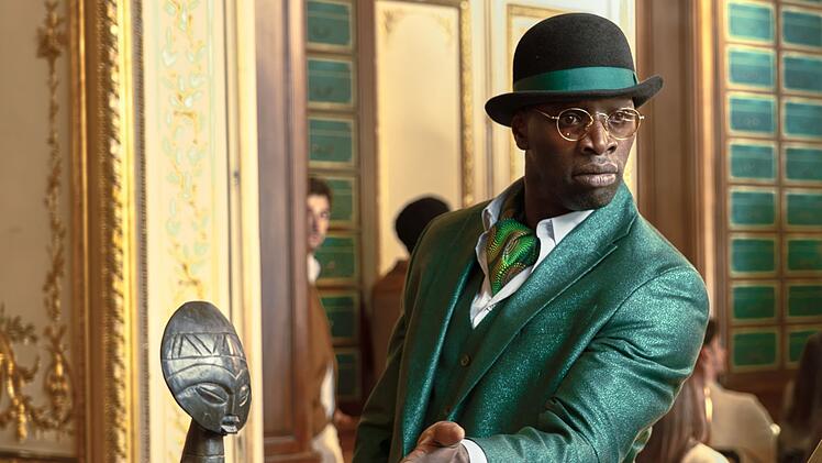 Hat f&uuml;r jeden Auftritt das passende Kost&uuml;m: Assane Diop (Omar Sy) spielt mit den Erwartungen.