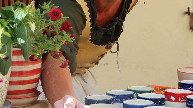 Bärbel Wich zeigt die immer noch aktuelle Kunst des Töpferns. Foto: Eckehard Kiesewetter