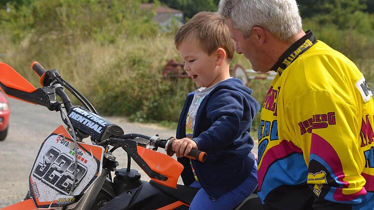 Fürs Ferienprogramm noch zu klein, aber dennoch ein ganz begeisterter Motorradfahrer ist der dreijährige Finn aus Oerlenbach.