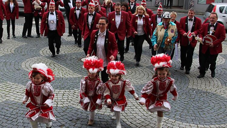 Punkt 11.11 Uhr stürmen die Narren mit lautem "S-K-K - ra-ra-ra!" das Staffelsteiner Rathaus