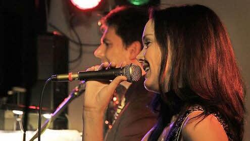 Das Duo M&M aus Martin Lehnert und Melanie Kessler sorgte für stimmungsvolle Musik, die viele Paare auf die Tanzfläche lockte.