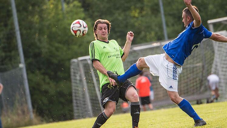 Rechts Johannes Potzel (VfB) gegen Tino Horn.