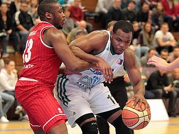 Der Baunacher Marcos Knight (r.) versucht sich gegen Willy Maginat durchzusetzen. Fotos: sportpress