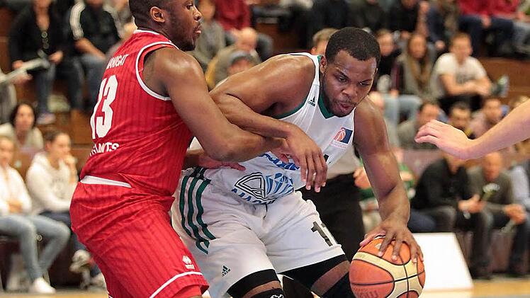 Der Baunacher Marcos Knight (r.) versucht sich gegen Willy Maginat durchzusetzen. Fotos: sportpress