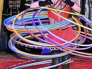 Es geht rund: Akrobatik, Jonglage und viele weitere Nummern stehen auf dem Programm beim Zirkus Lauenburger in Wonfurt.  Foto: Ulrike Langer