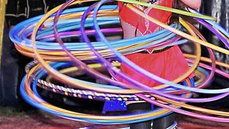 Es geht rund: Akrobatik, Jonglage und viele weitere Nummern stehen auf dem Programm beim Zirkus Lauenburger in Wonfurt.  Foto: Ulrike Langer