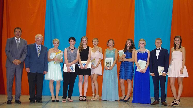 Schulleiter Uwe Schönfeld und stellvertretender Landrat Bernd Steger mit den erfolgreichsten Absolventen (bis Notendurchschnitt 1,5): Lena Weiß, Elena Müller, Selina Schuberth, Lisa Porzel, Josephine Kraus, Nina Hollendonner, Anna-Lena Ring, Paul Thiele und Lena Ebertsch (von links).  Fotos: Heike Schülein