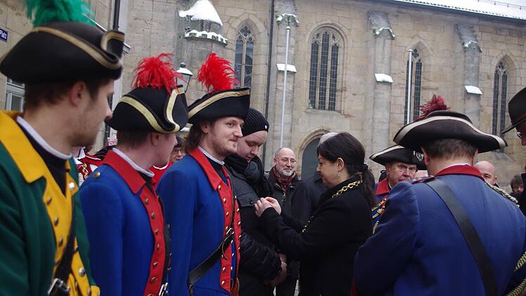 Neuaufnahme neuer Schützen beziehungsweise Kanonieren in die historische Bürgerwehr Kronach.  Foto: Heike Schülein