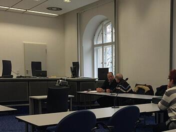 Der Angeklagte mit seinem Verteidiger, Rechtsanwalt Thomas Drehsen, vor der Urteilsverkündung  Foto: Gertrud Glössner-Möschk