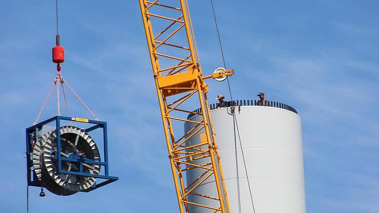 Die Spannglieder werden von einem 320-Tonnen-Kran bis über den 78 Meter hohen Betonturm gehoben.  Foto: Friedwald Schedel