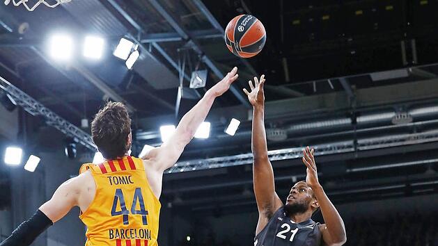 Darius Milller (r.) warf - und traf - in der ersten Halbzeit aus (fast) allen Lagen. Hier schlie&szlig;t der Bamberger gegen den wesentlich gr&ouml;&szlig;eren Ante Tomic ab. Fotos: Daniel L&ouml;b