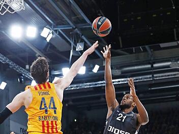 Darius Milller (r.) warf - und traf - in der ersten Halbzeit aus (fast) allen Lagen. Hier schließt der Bamberger gegen den wesentlich größeren Ante Tomic ab. Fotos: Daniel Löb