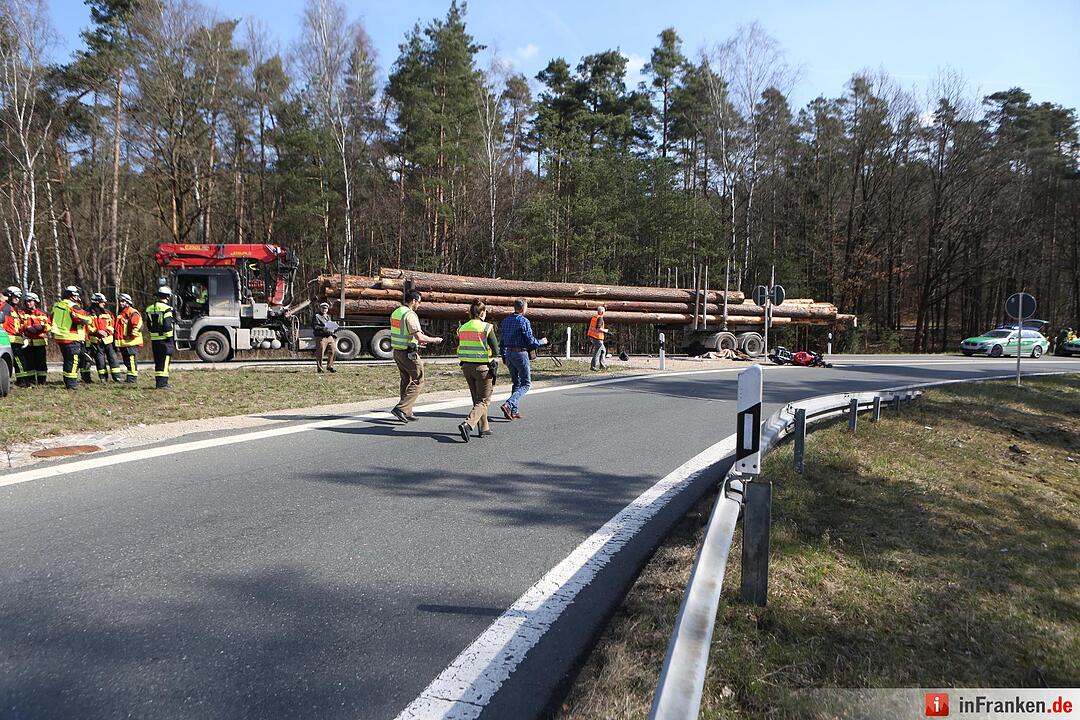 Motorradfahrer rutscht unter Lastwagen