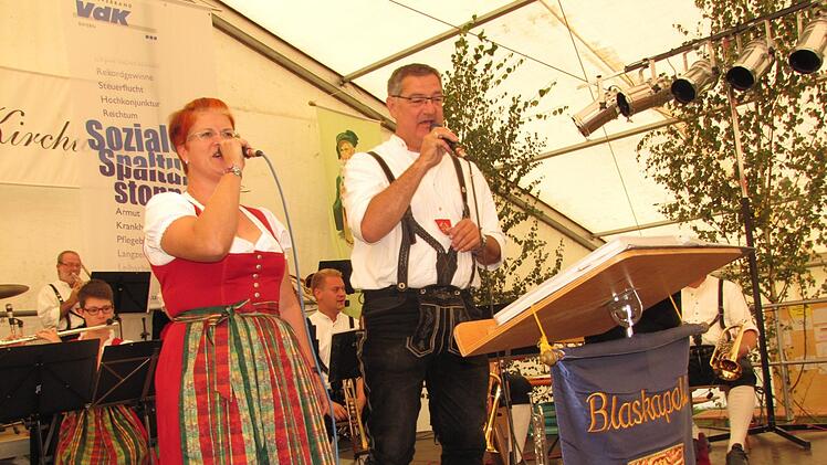 Die Blaskapelle Neundorf sorgte für gute Stimmung und eine geplegte Unterhaltung. Auf dem Bild sehen wir Kathrin Böhm und Günther Schuster.  Foto: Martin Koch
