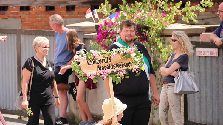 Mit dabei war auch der Gesangverein "Concordia", der mit seinen Gardegruppen das Jubiläumswochenende bereicherte, mit Vorsitzender Gertrud Hepp (links).Helmut Will