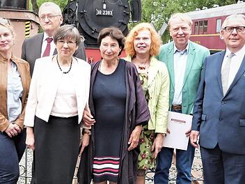 Die Preisträger mit den Laudatoren (von links): Daniel und Corinna Rudolph, Günter Dippold, Heidrun Piwernetz, Karla Fohrbeck, Alexandra und Gernot Hesselbarth, Peter Landendörfer und Günther Denzler Fotos: Werner Reißaus