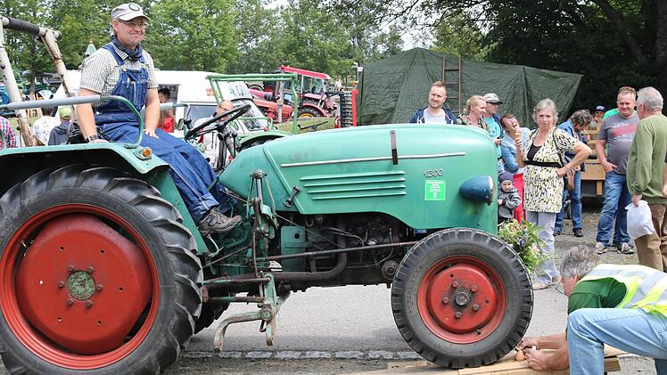 Gutes Einsch&auml;tzungsverm&ouml;gen war gefragt: Beim Traktor-Pr&auml;zisionsfahren z&auml;hlte jeder Millimeter. Helmut Reuter misst den Abstand.