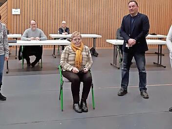 Mit einer Träne im Auge übergaben die ehemalige Vorsitzende Gabriele Taubold-Porzelt (Zweite von links) und Martina Hänel (links) das Vereinsvermögen des Klöppelschulfördervereins an den Markt Nordhalben. Rechts Bürgermeister Michael Pöhnlein und Geschäftsleiterin Stefanie Birke