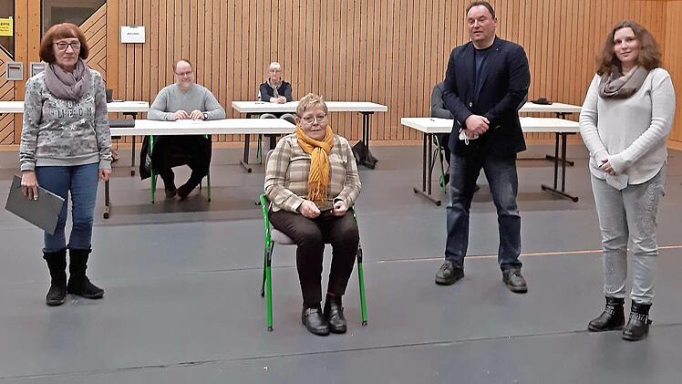 Mit einer Träne im Auge übergaben die ehemalige Vorsitzende Gabriele Taubold-Porzelt (Zweite von links) und Martina Hänel (links) das Vereinsvermögen des Klöppelschulfördervereins an den Markt Nordhalben. Rechts Bürgermeister Michael Pöhnlein und Geschäftsleiterin Stefanie Birke