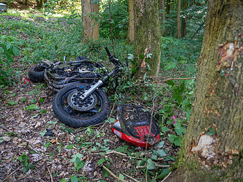 Motorradfahrer stirbt nach Unfall im Waldst&uuml;ck